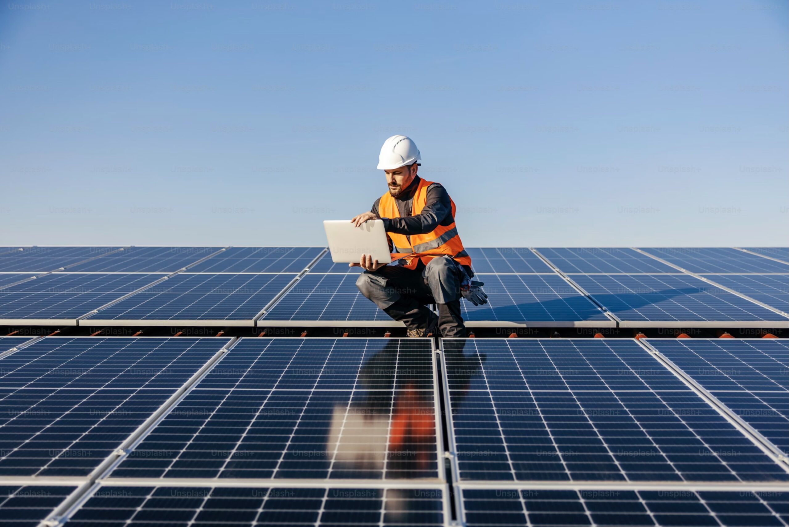 operatore nel campo fotoltaico industriale scaled